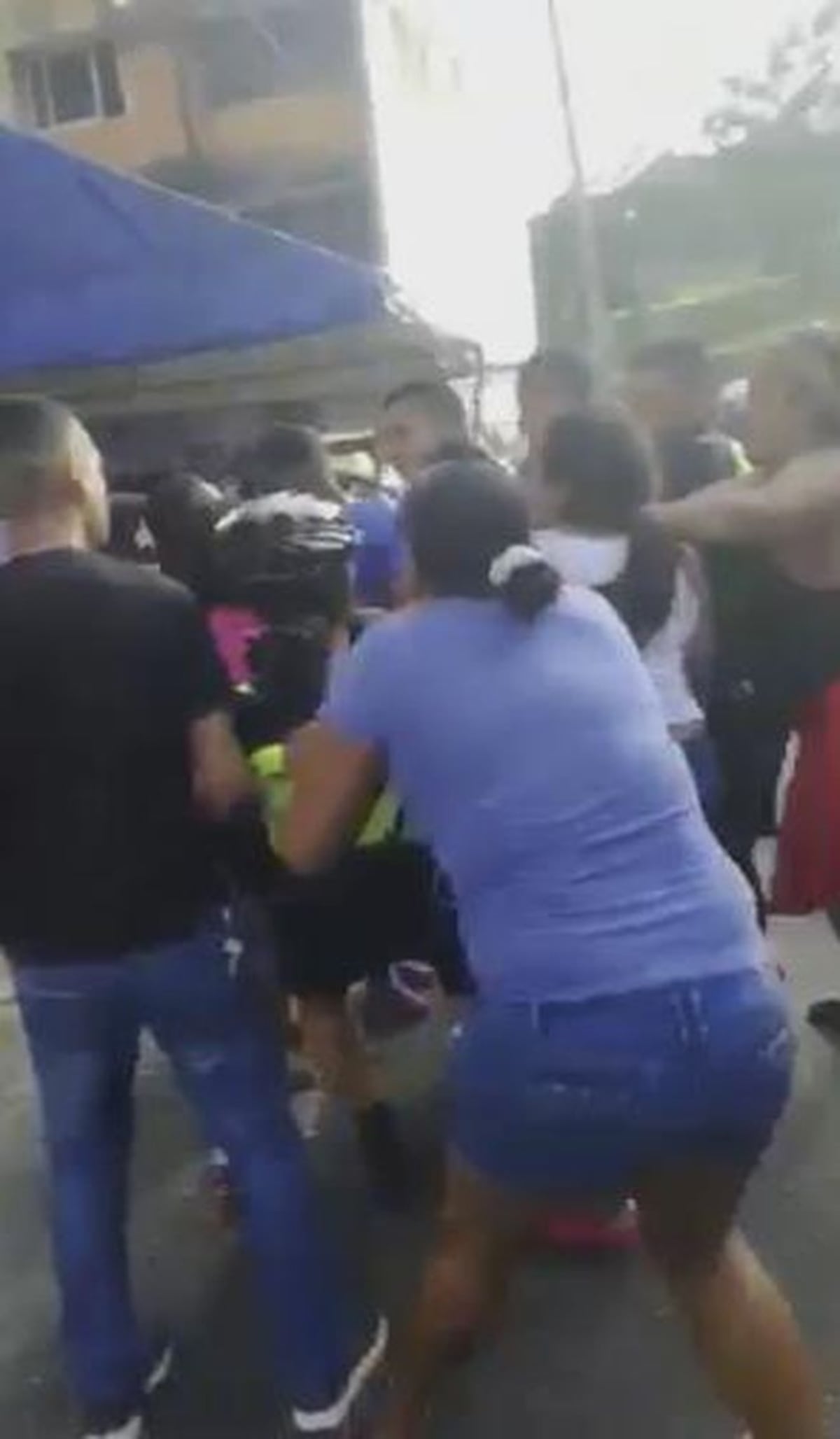 ¡AY, POR DIOS! Le entran a puños a una mujer policía en Calidonia|VIDEOS