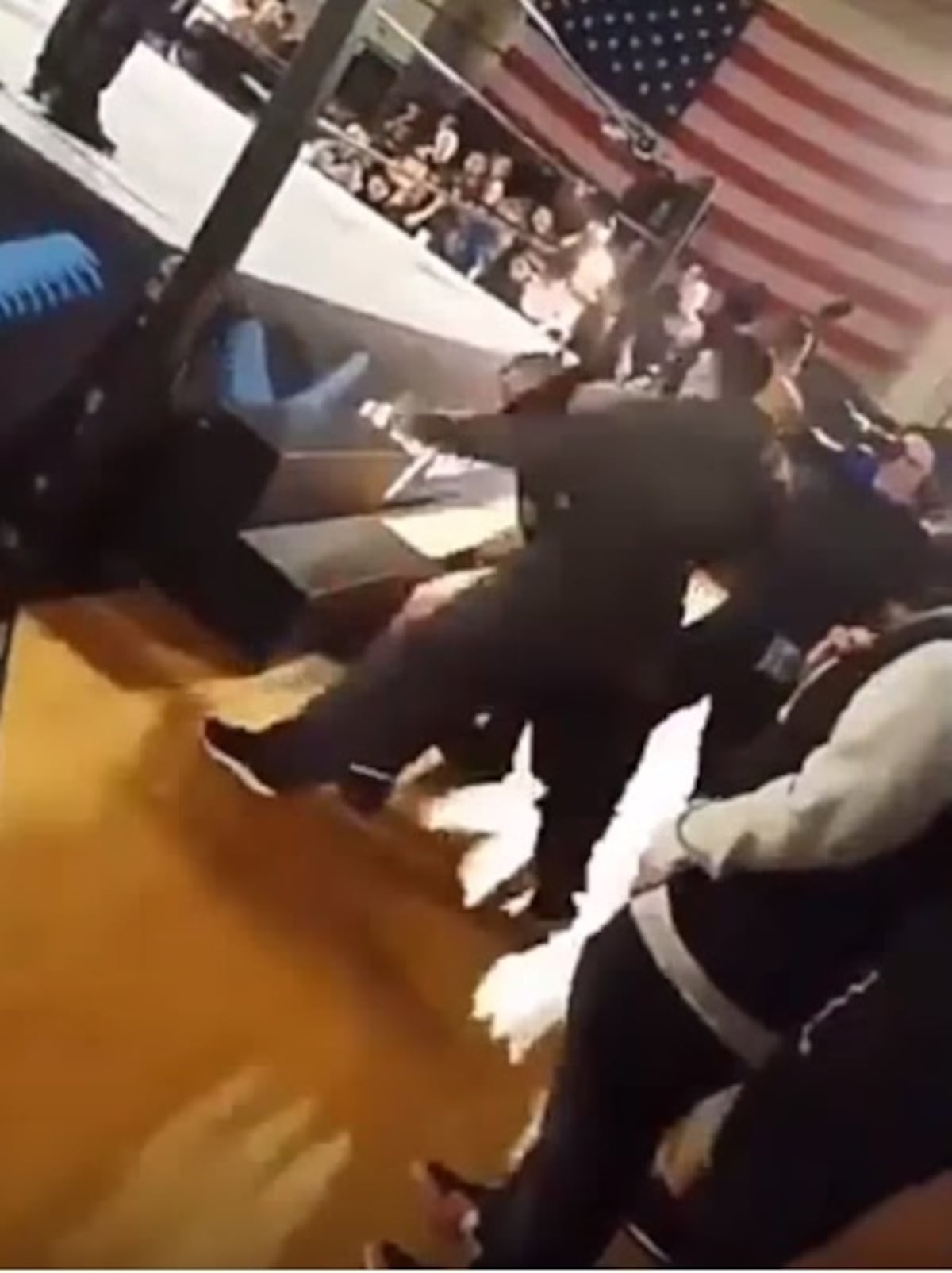 ¡Por liso! Papá golpea a luchador luego que este le escupiera la mano a su hija