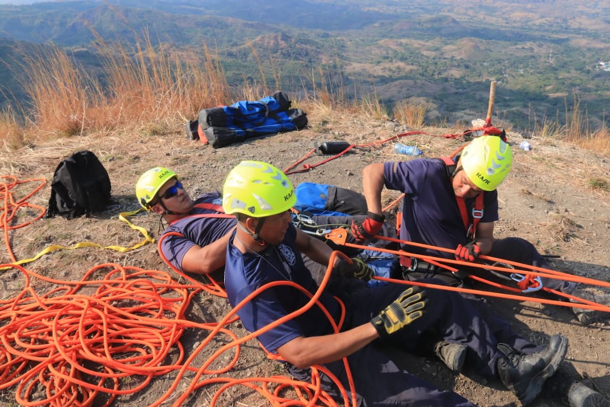 A punto de caer al precipicio. Rescatan a senderista en Olá
