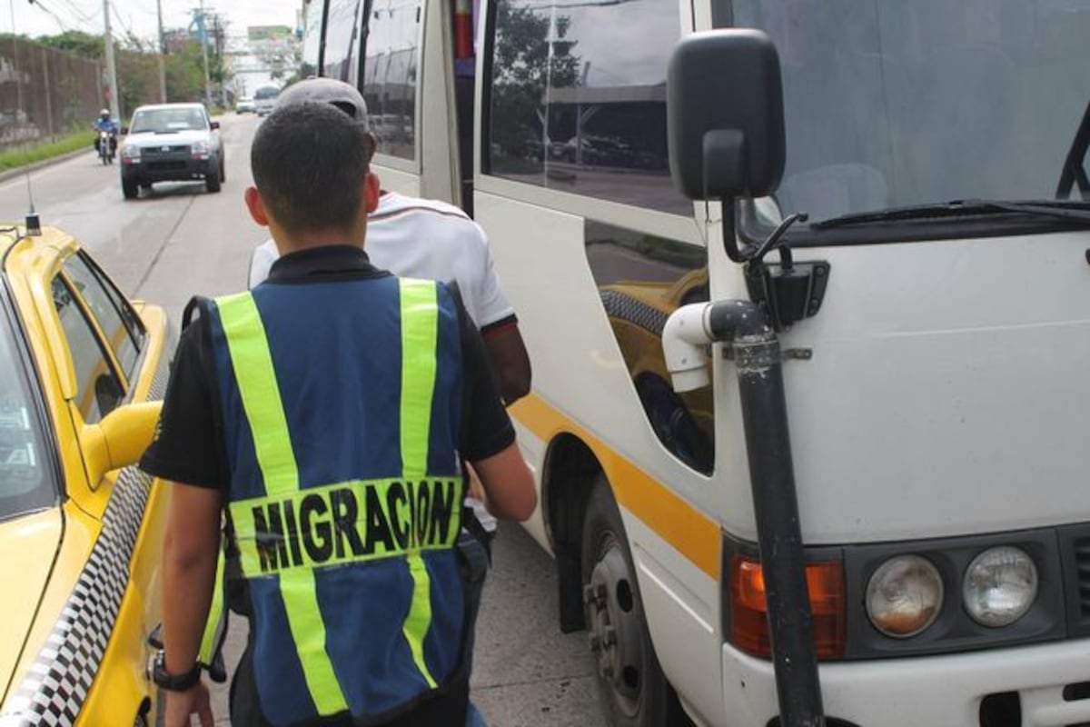 ¡CON ESTATUS VENCIDO! Migración retiene a extranjeros en Divisa, Herrera.