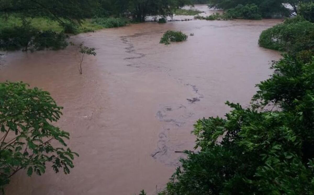 Como chocolante caliente quedaron las aguas del río