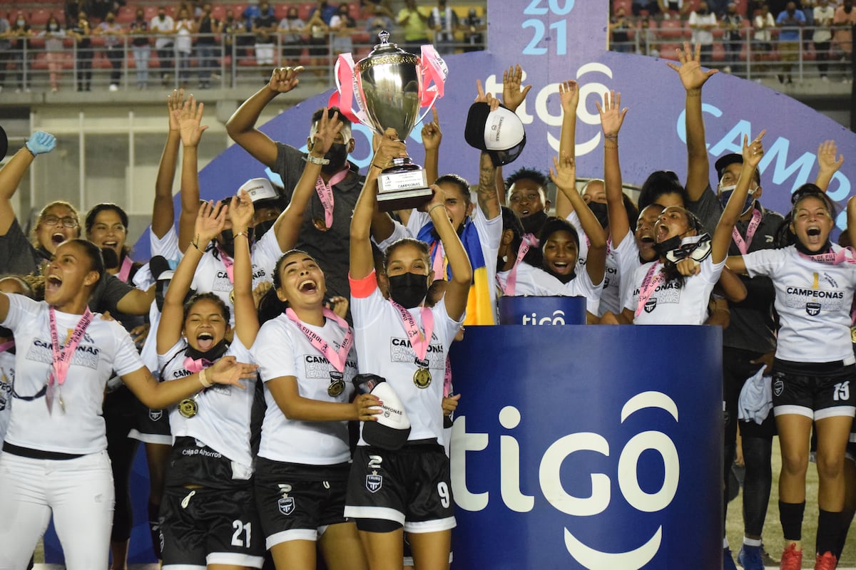 Qué partidazo. Tauro y Plaza lo dejan todo en la final del fútbol femenino. Hay nuevas campeonas +Fotos