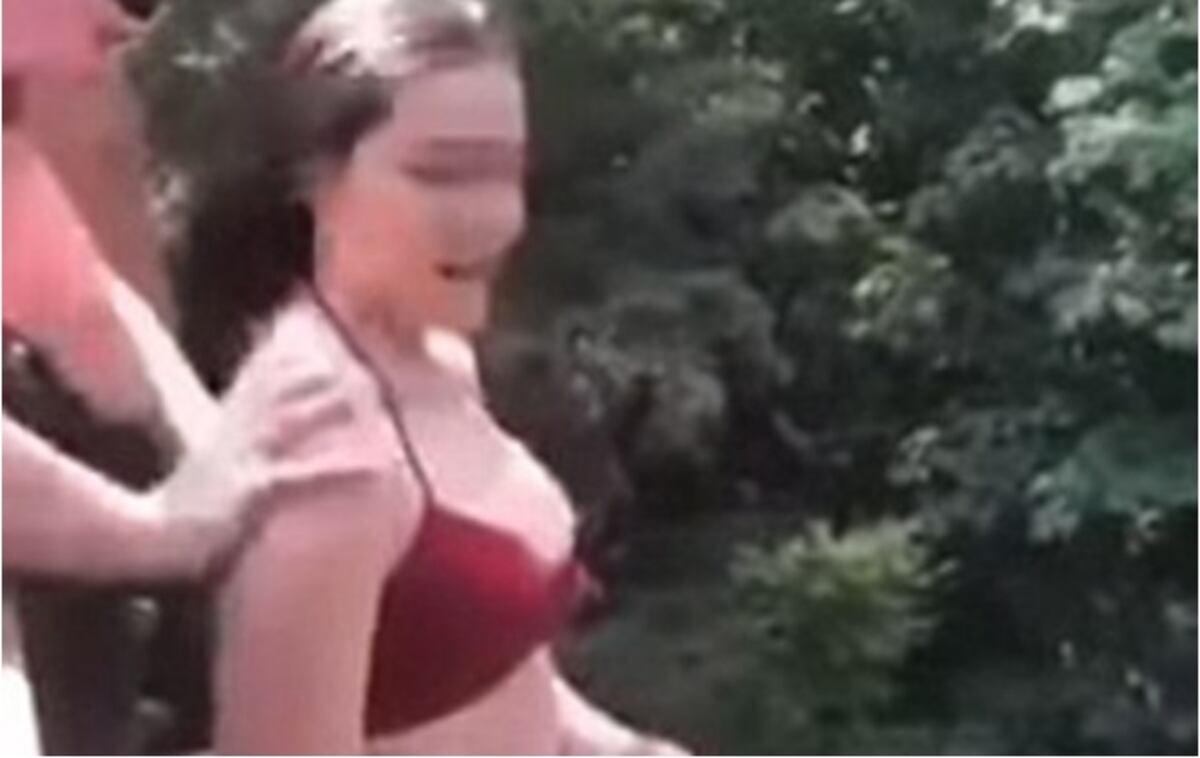 El impactante video que muestra como una joven fue empujada desde un puente