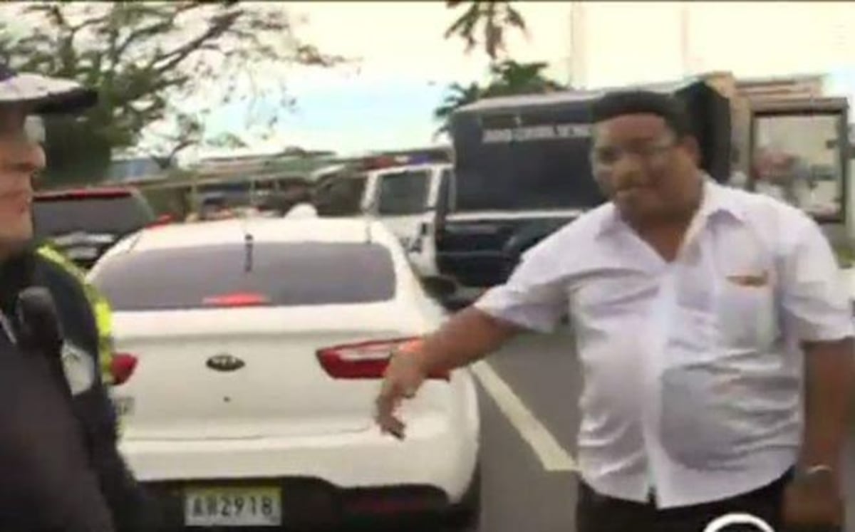 ¡SE DESCONTROLÓ! Empujones, patadas y retiro de placas a varios transportistas 