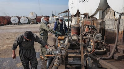Precio del petróleo vuelve a caer mientras Arabia Saudita mueve sus fichas para sostener el suministro