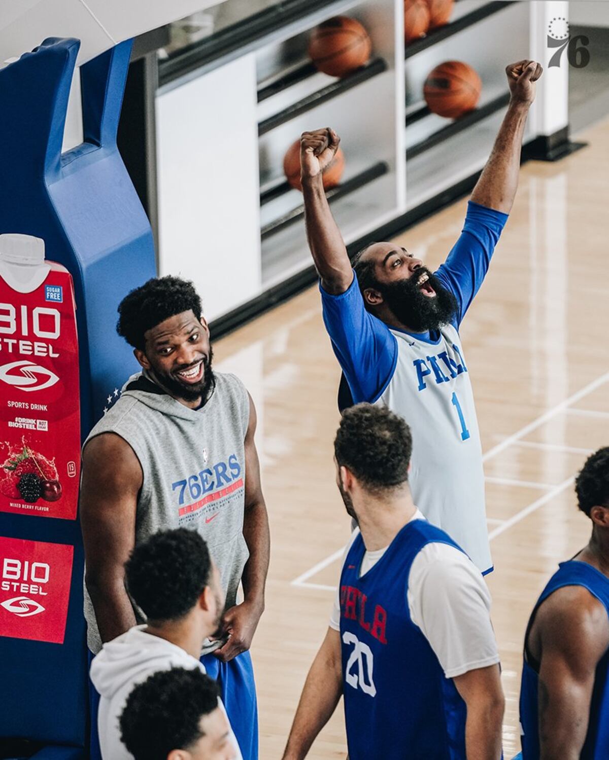 Harden se rinde ante Joel Embiid y los Philadelphia 76ers