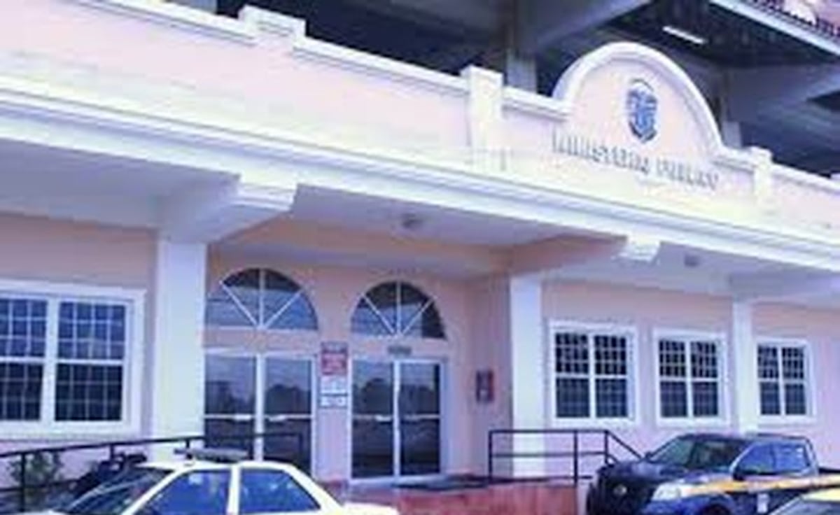 Detenido por robo, golpear a dueño de casa y violar a mujer frente a su hija