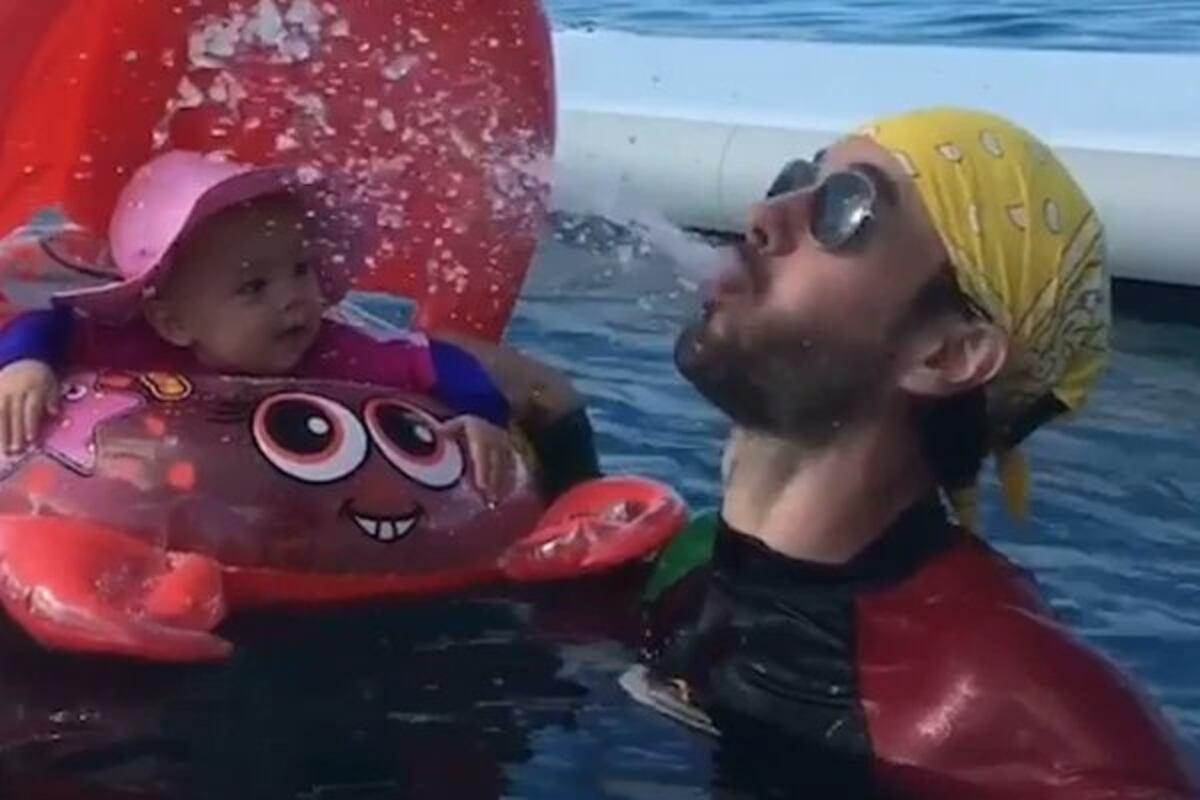 Enrique Iglesias protagoniza un tierno video con uno de sus mellos en la piscina
