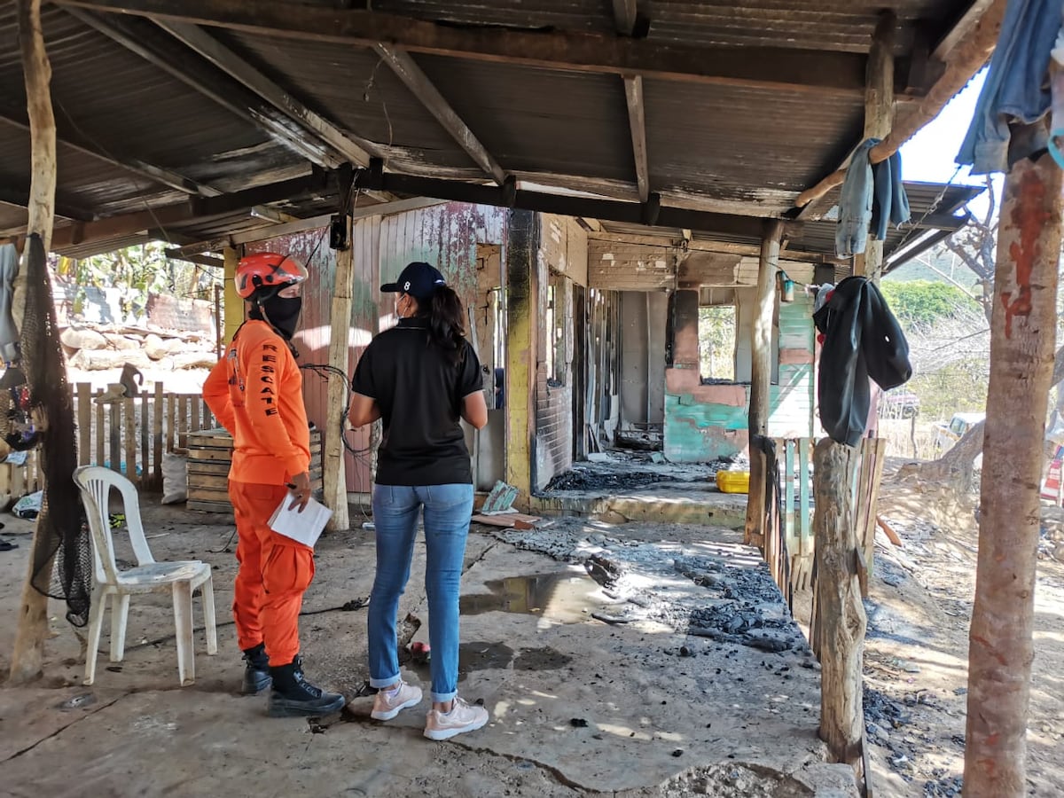 Quedaron sin nada. 14 miembros de una humilde familia en Coclé, tras el incendio de su casa