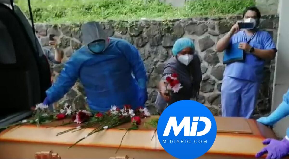 Emotivo. Así fue el último adiós a Kendal Royo. Técnicos y licenciados en ortopedia lo despidieron con calle de honor. Video