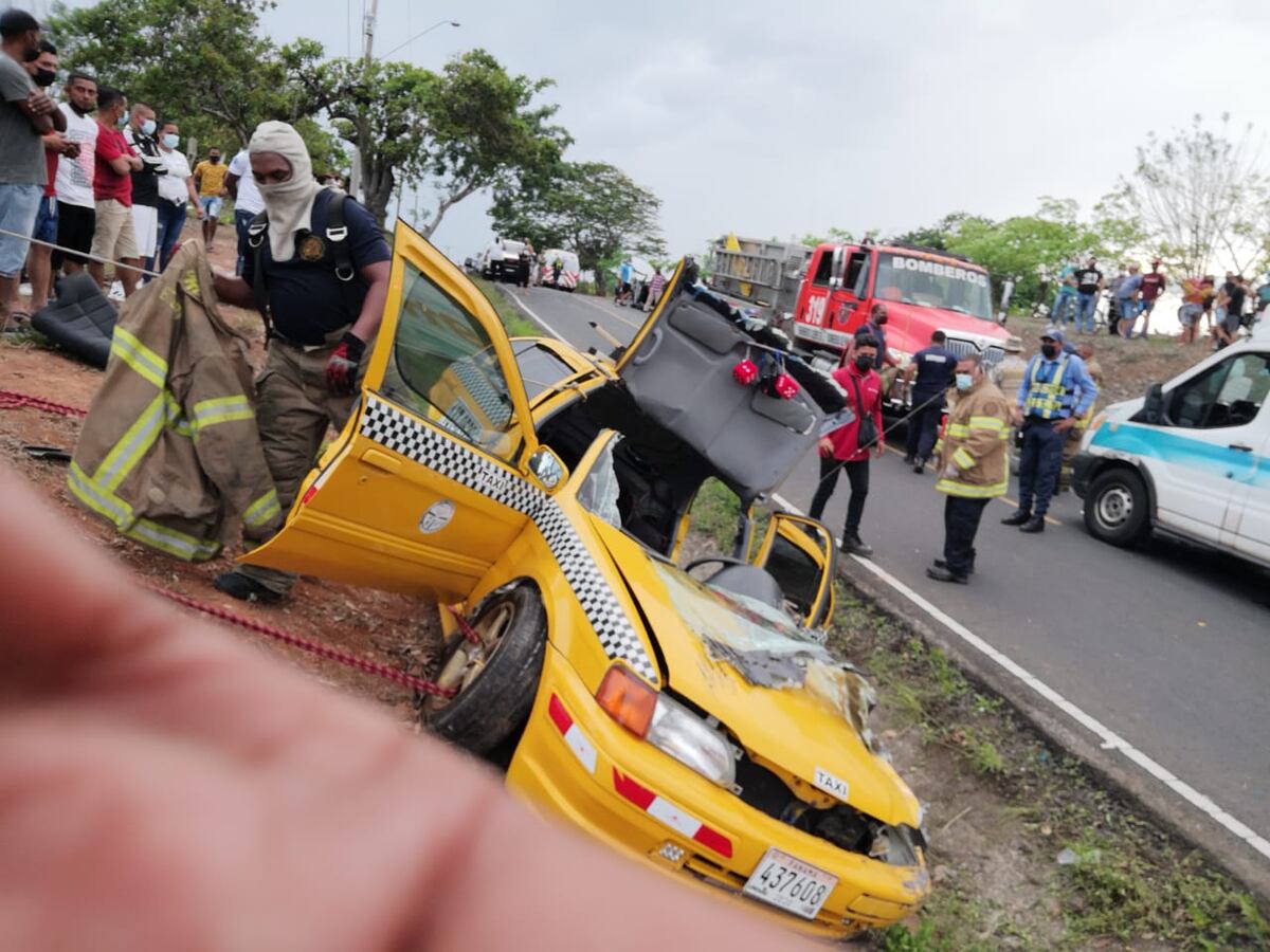 Aparatoso. Iban en un taxi y terminan en el hospital. Cortan carrocería para rescatar a heridos. Video