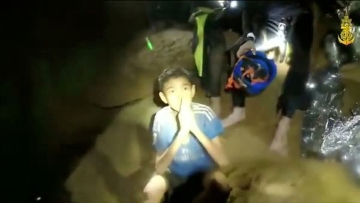 El adolescente atrapado en cueva de Tailandia que cumplió un papel muy especial 