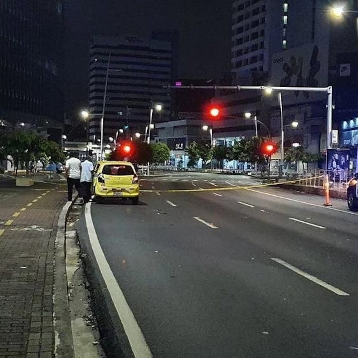 Se estrella contra un árbol en plena Vía España esta madrugada. Aparatoso accidente deja un muerto y tres heridos. Video