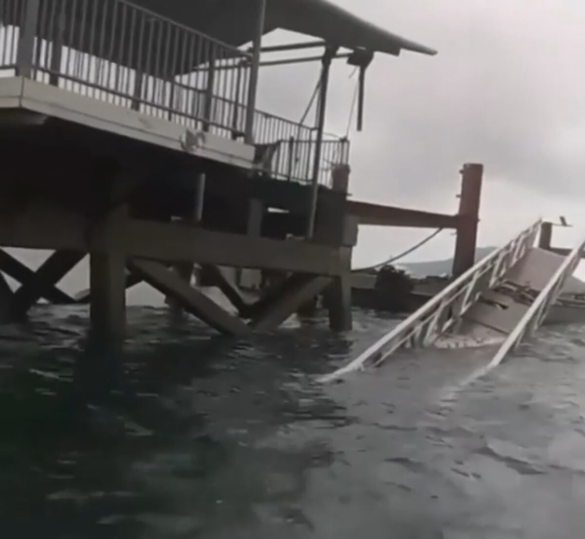 Muelle de Isla Taboga resulta afectado por el fuerte oleaje producto del mal tiempo que se registra en el país | Video 