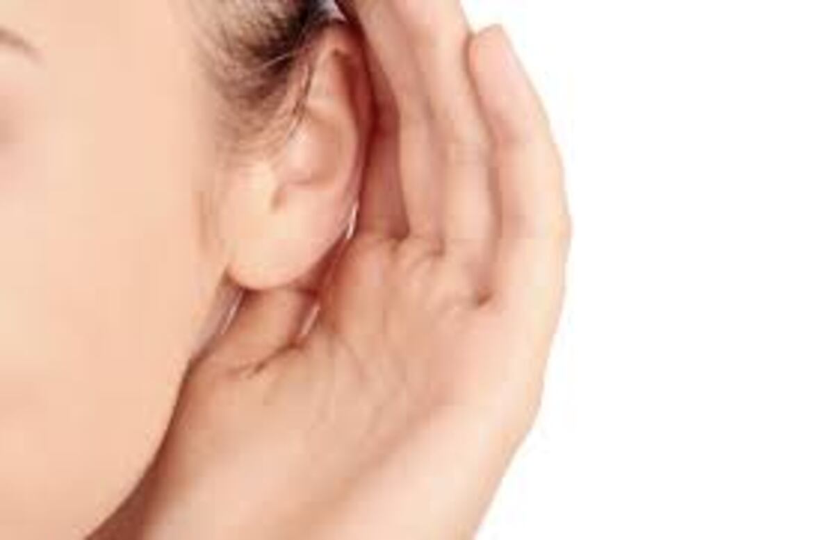 Se acostó con náuseas y al despertar no podía escuchar las voces masculinas