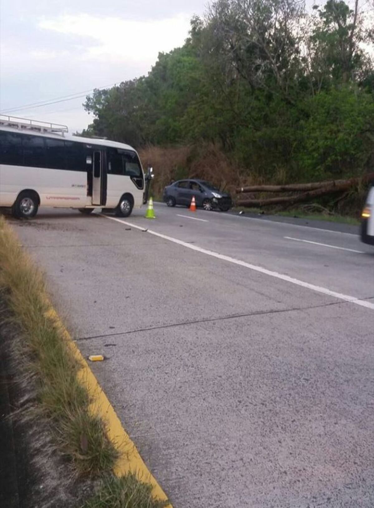 Colisión en San Carlos, resultados fatales. Sedán,bus y articulado involucrados