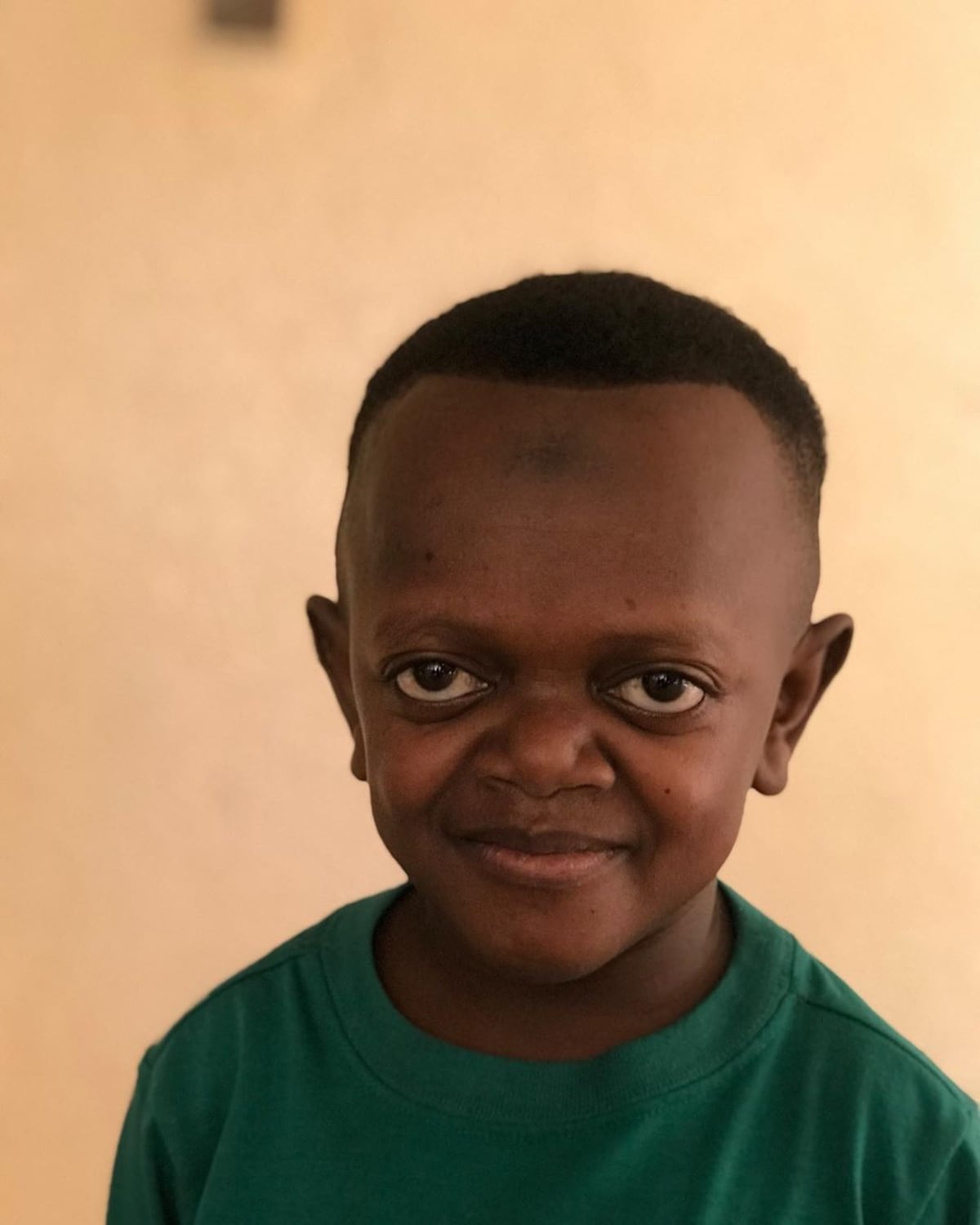 ¿Quién es el hombre africano que se ha vuelto viral en memes por sus gestos?