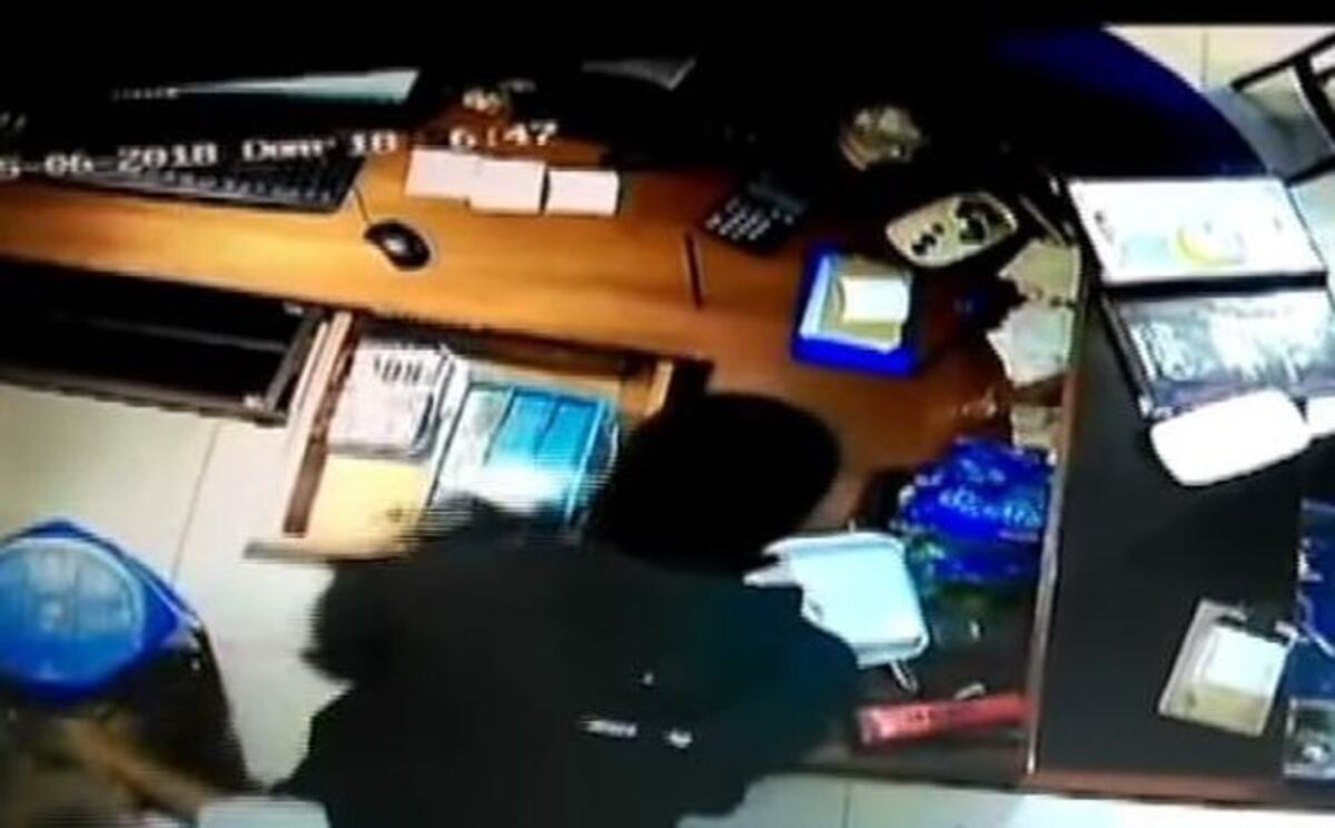 VIRAL: Logró evitar un robo echándole agua hirviendo al ladrón