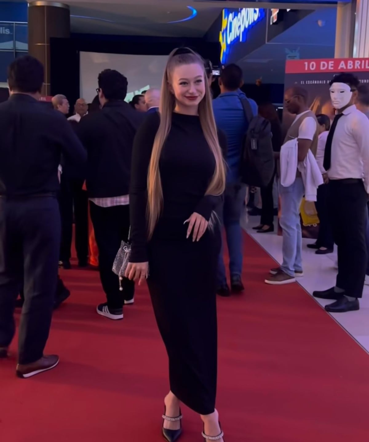 La ucraniana ‘Mally’ no se pierde ninguna, pero y ¿Mollie? ¡Pura elegancia en la alfombra roja de ‘Papeles’! 