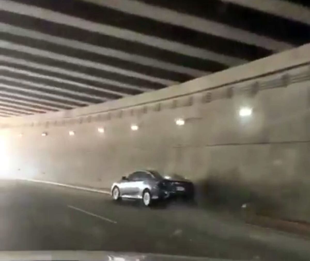 Captan el impresionante momento en que auto choca dentro del túnel del Corredor Sur +Video