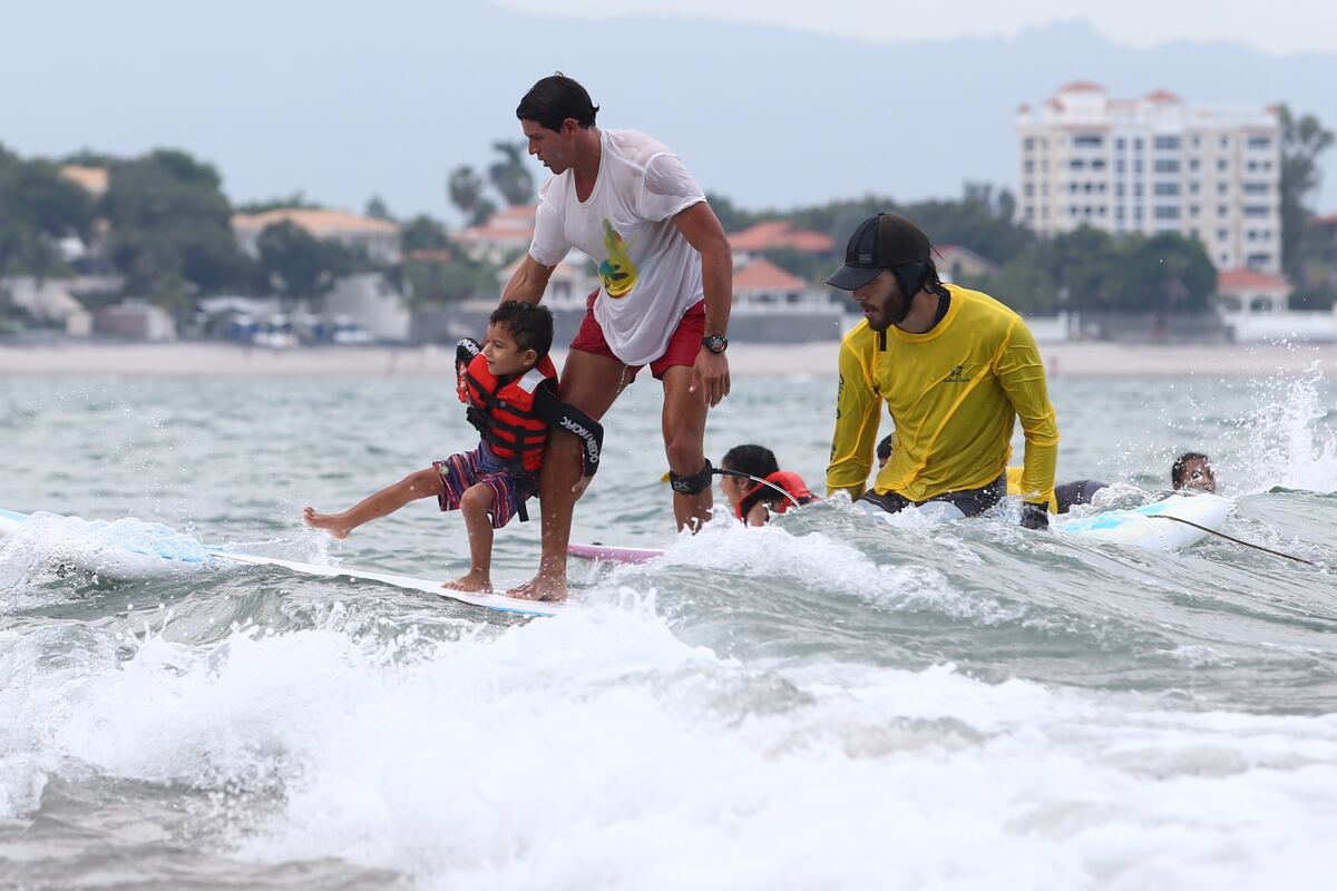 Conoce cómo se unen el surf y el autismo en Panamá