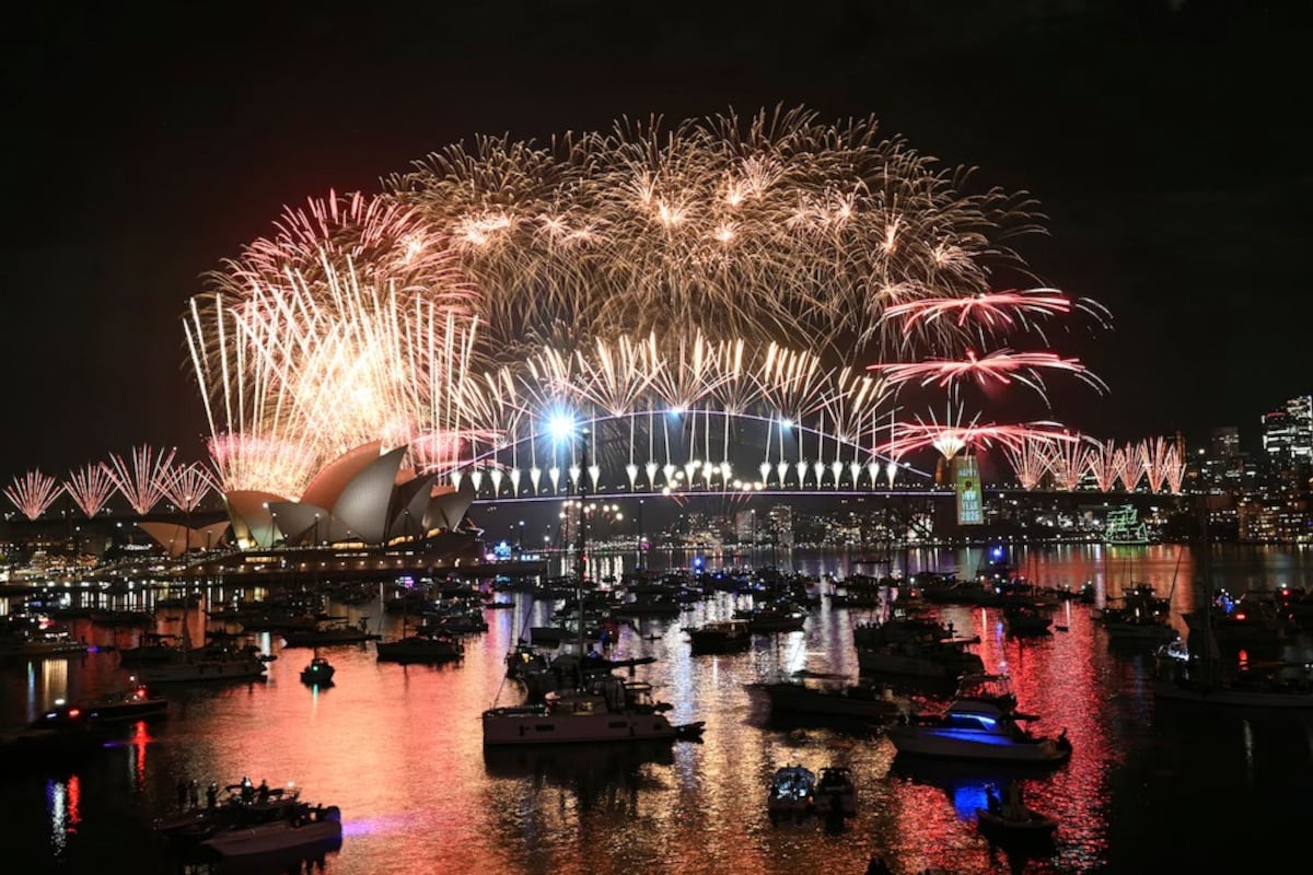 Australia recibe el Año Nuevo con espectaculares celebraciones y fuegos artificiales
