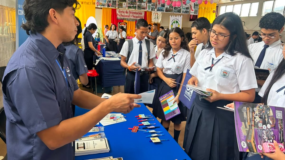 Jóvenes de Soná reciben asesoría del IFARHU sobre estudios universitarios