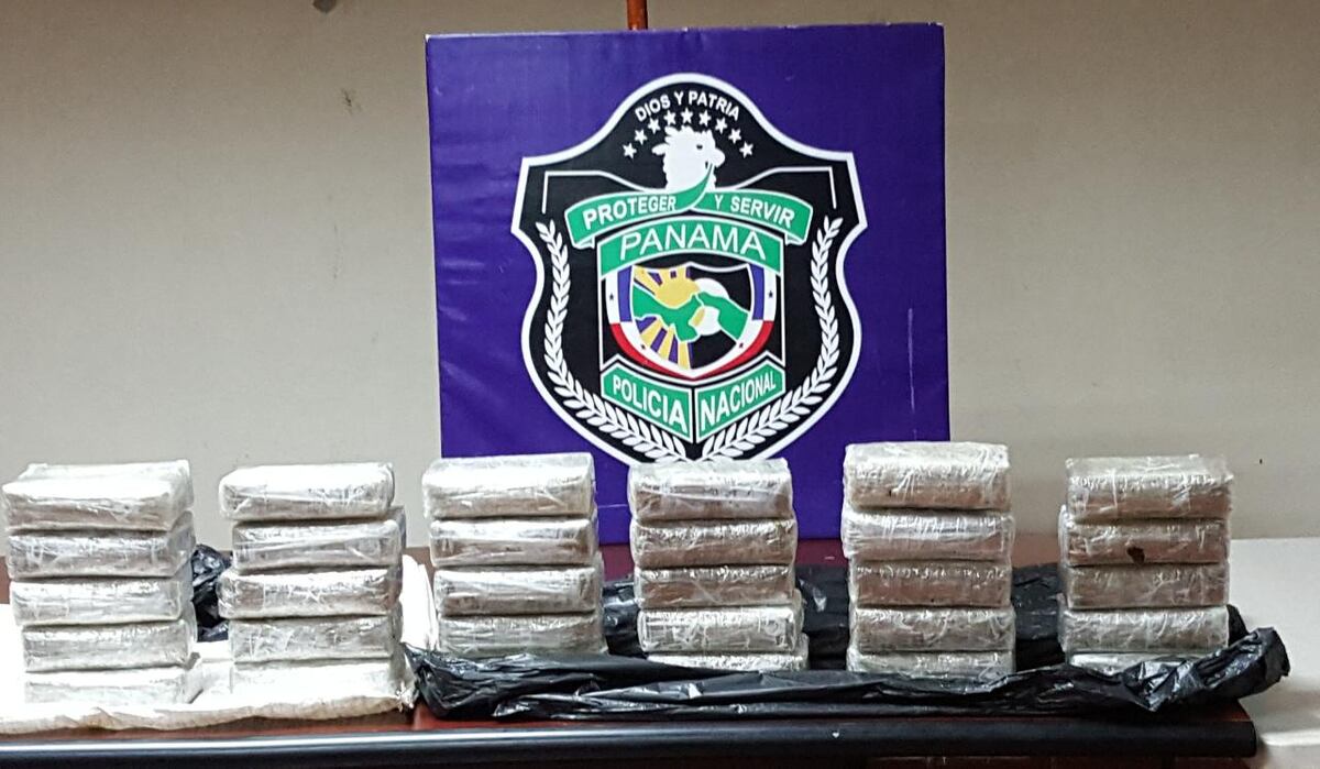 Encuentran 30 paquetes de cocaína a orillas de la vía sector de Las Colinas de Parita en Herrera