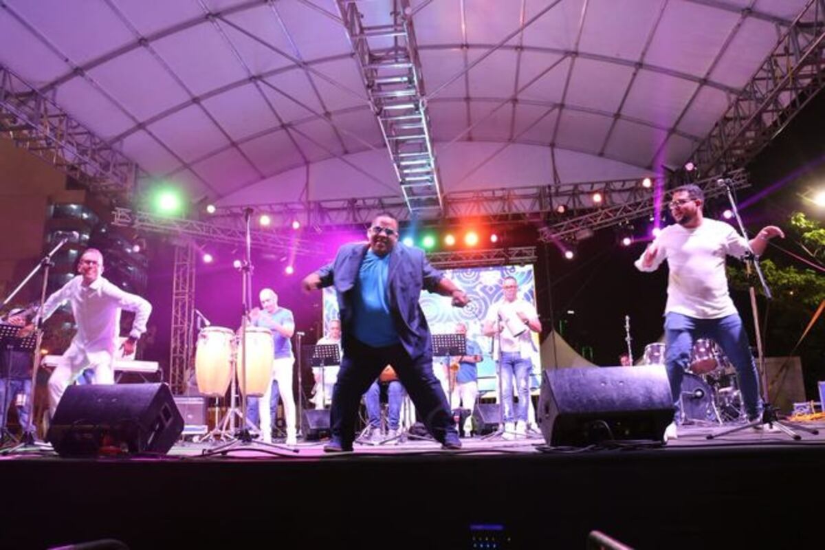 Tras revuelo, Dorindo se trepa a la tarima. Así le fue...