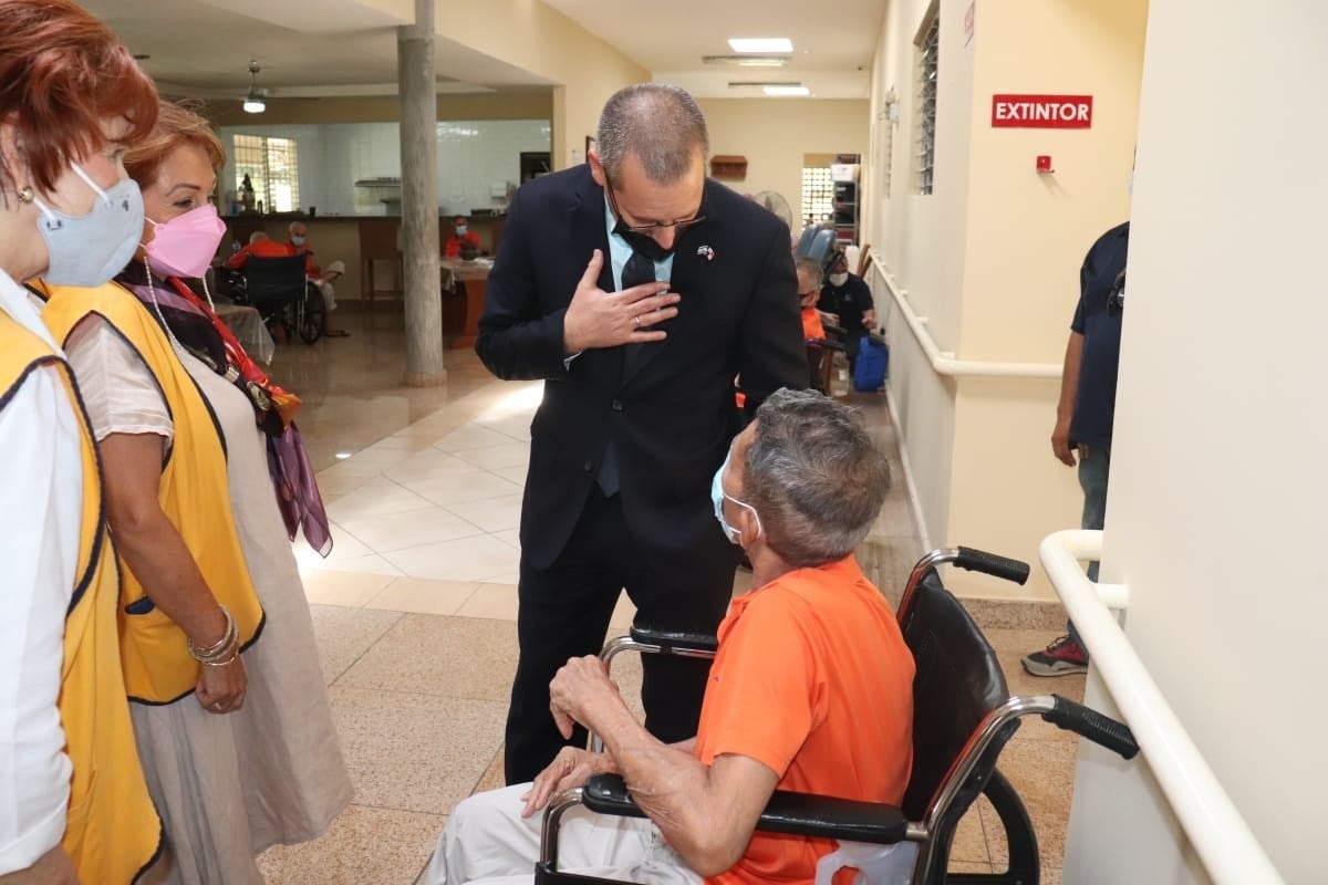 Embajada de Israel en Panamá dona mascarillas al Hogar Luz y Vida