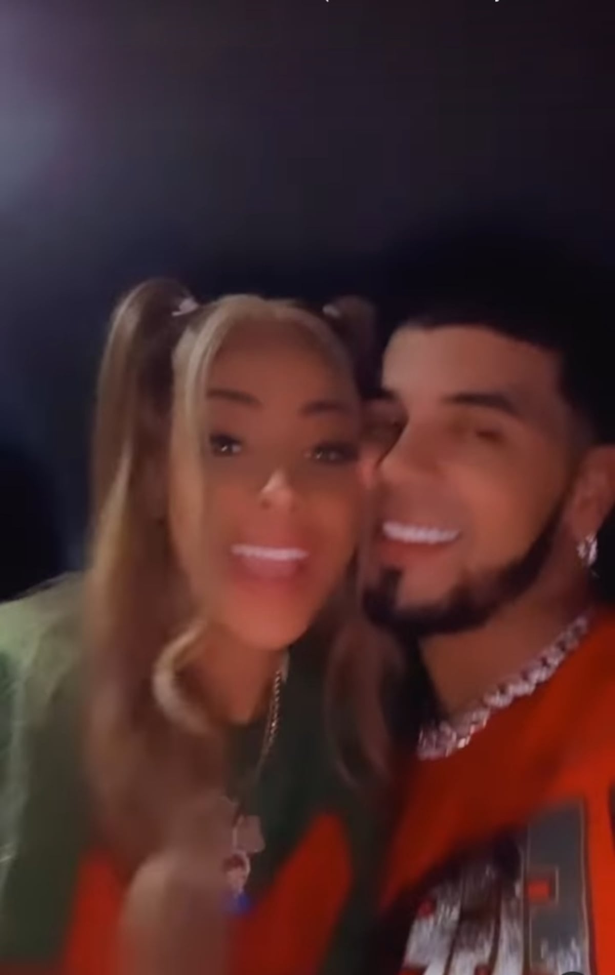 Viene la boda. Anuel le da anillo a Yailín, pero aún no se borra tatuaje de Karol G