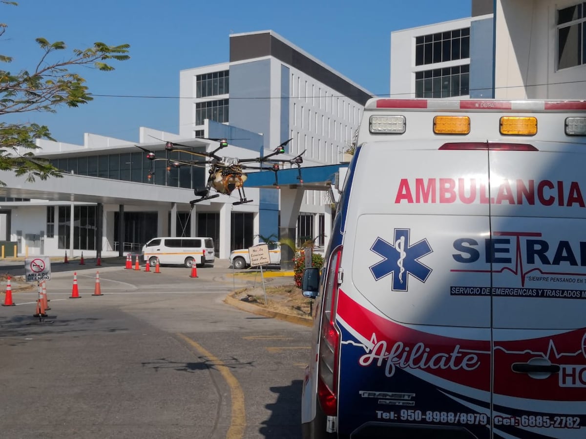 De manera gratuita. Empresa fumiga con drones el hospital Rafael Hernández en la ciudad de David