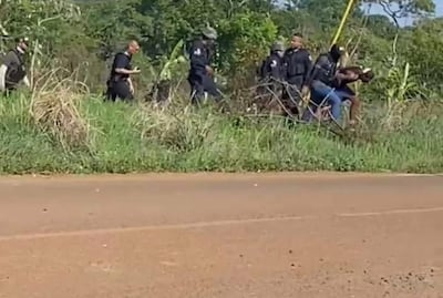 FUGA CALIENTE EN LA JOYITA: trasladaban a 83 reclusos de alto perfil cuando ocurrió la evasión; hay 34 recapturados y buscan a más de una decena de fugados +FOTOS Y VIDEOS