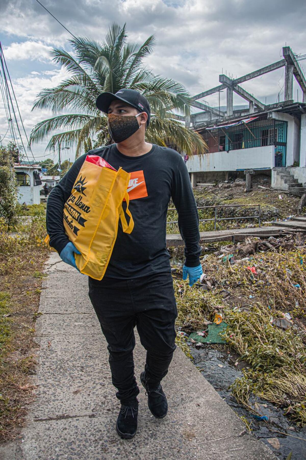Ayudó a reubicar a una familia que vivía en un puente. Joao Centella, el creador de ‘La Rebeca’ lleva esperanzas  