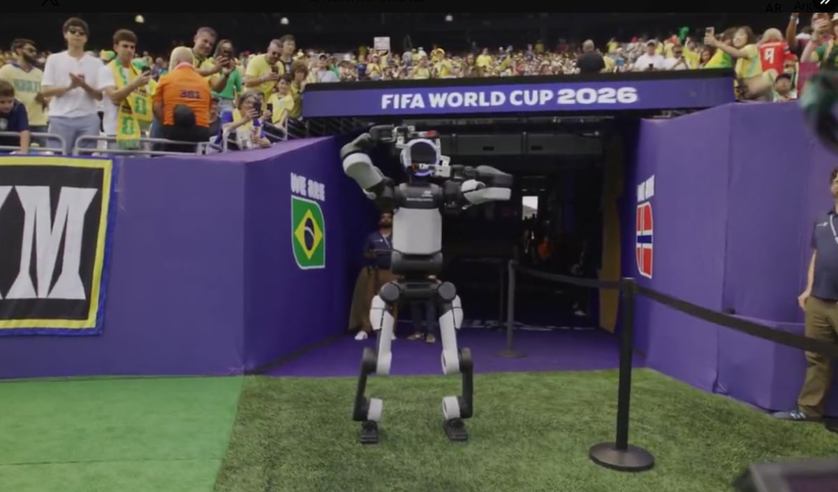 Robo Ronaldo hace trucos dignos de un crack