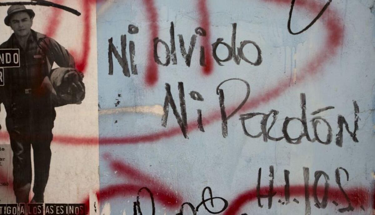 Entierran a ex dictador Efraín Ríos Montt luego de dos horas de haber fallecido 