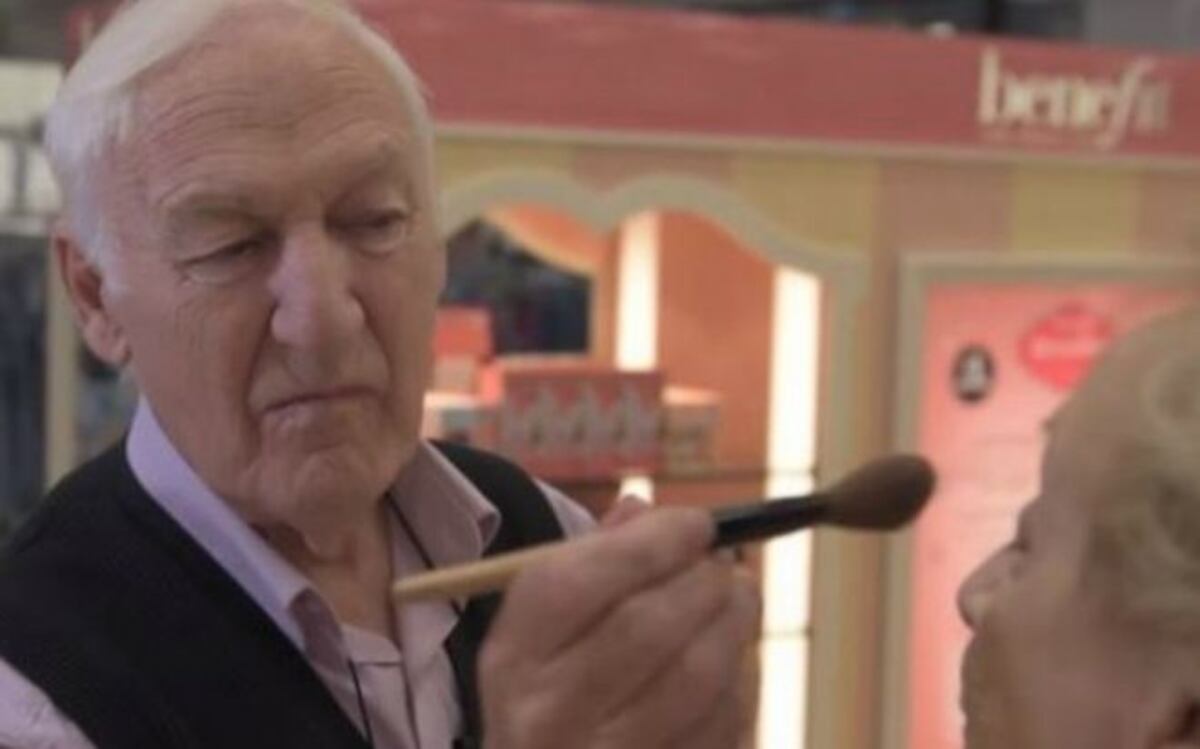 Hermoso hombre aprende a maquillar su esposa antes de que ella pierda la vista