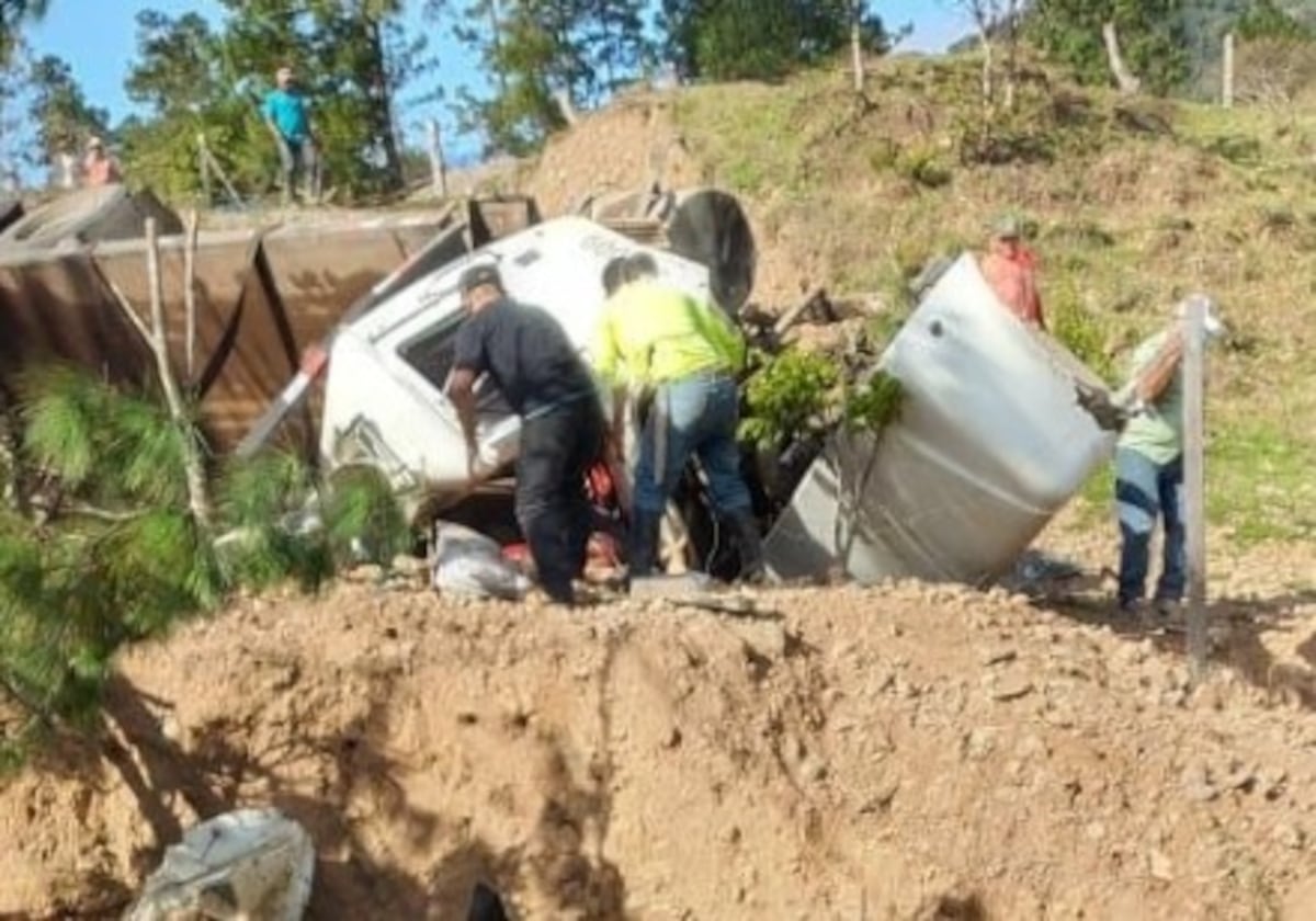 Pickup y mula se estrellan. Dos personas mueren y  otras tres quedaron atrapadas entre hierros retorcidos
