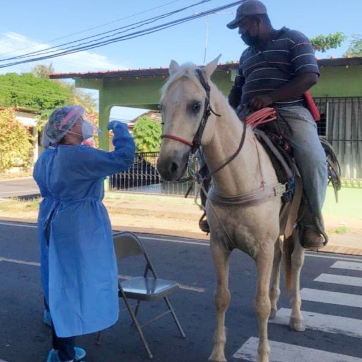 Hasta a caballo van al hisopado express los que desean saber si tienen covid-19