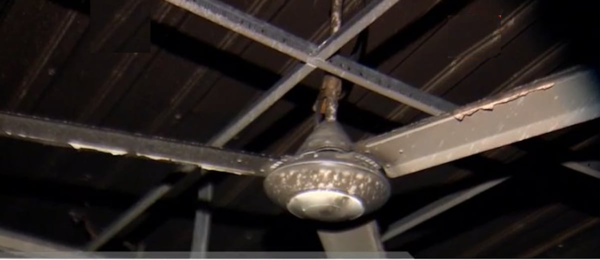 ¡QUÉ HORROR! Sinvergüenza quema escuela para llevarse las sillas