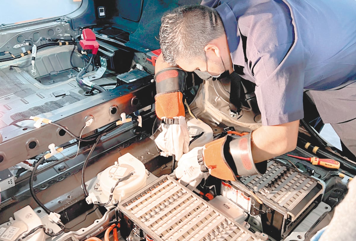 Taller Casabat de La Casa de las Baterías: resuelve todos tus problemas electromecánicos y ahora son especialistas en baterías de autos híbridos y eléctricos