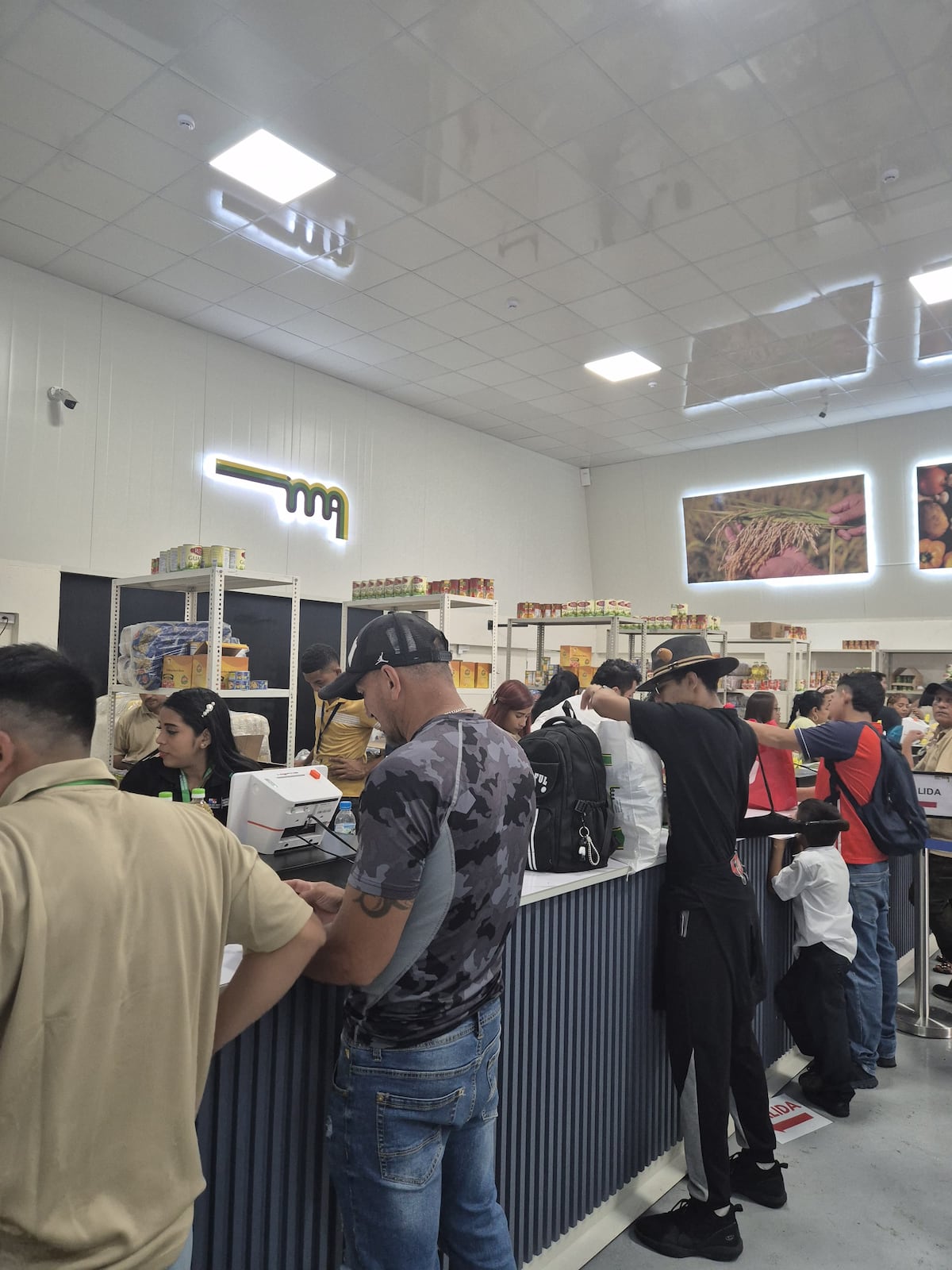 Aunque llueva o relampaguee, la gente busca ahorrar ‘Chen Chen’:  ya abrió la tienda del pueblo en Pan de Azúcar