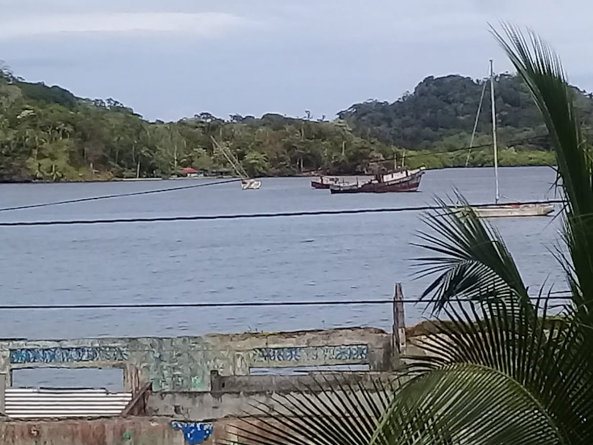 En el abandono. Bahía de Portobelo, cementerio de embarcaciones