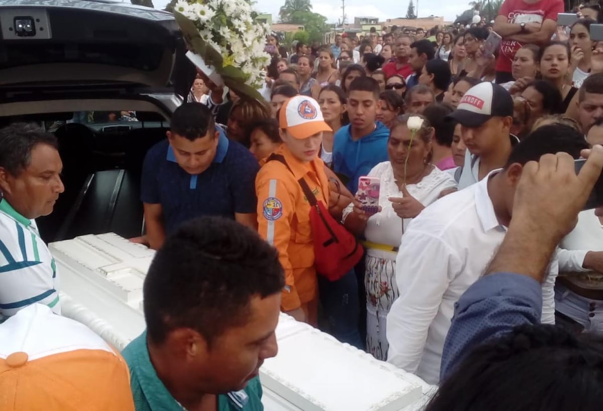 Despiden a la mujer que murió junto a su hijo tras lanzarse de un puente