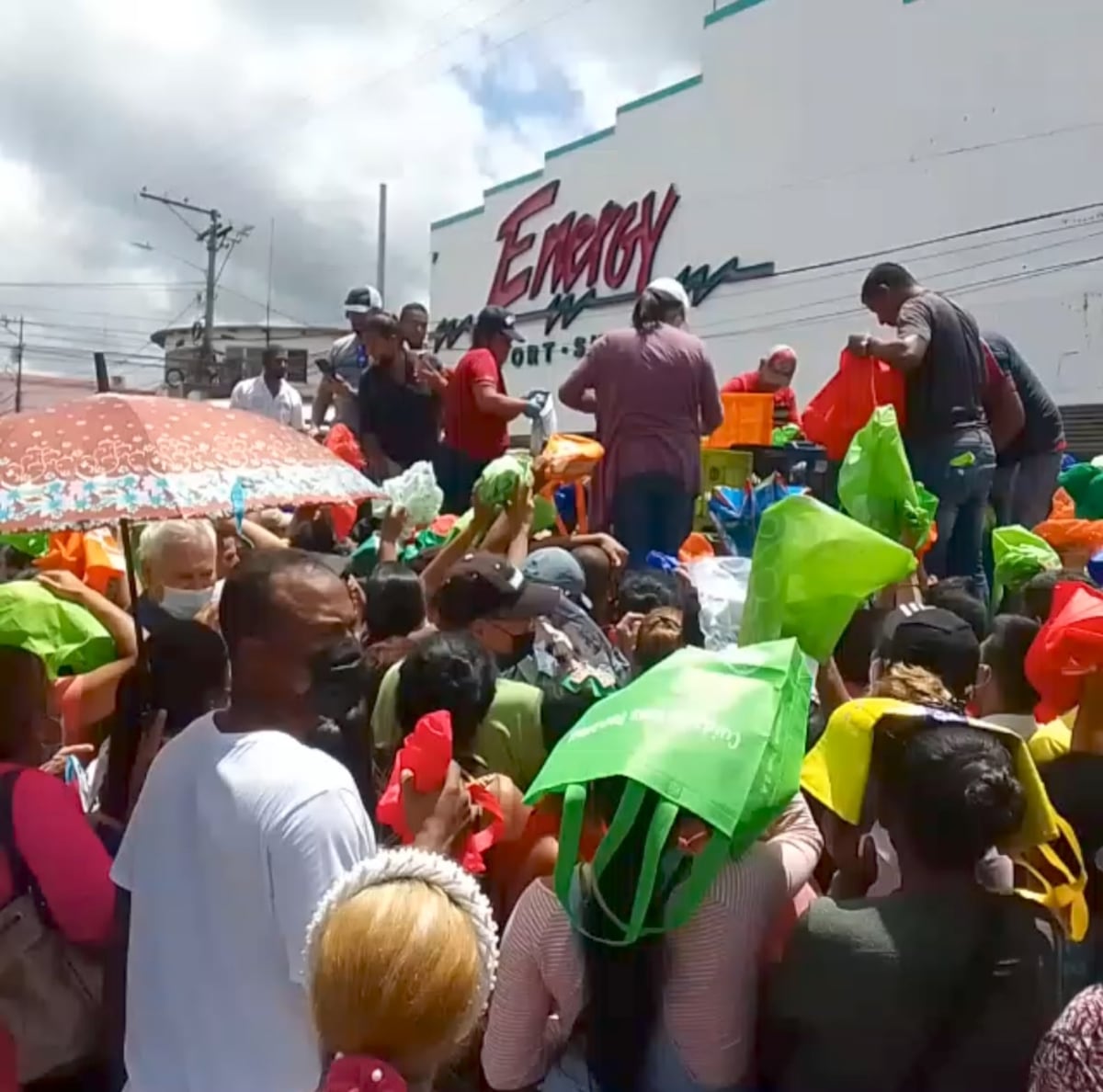 Esto se descontroló. Productores regalan sus cultivos y se forma la arrebatiña en Chiriquí. Video