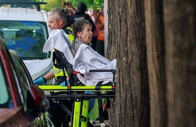 Desalojan en camilla a mujer de 87 años tras vivir 70 años en el mismo apartamento