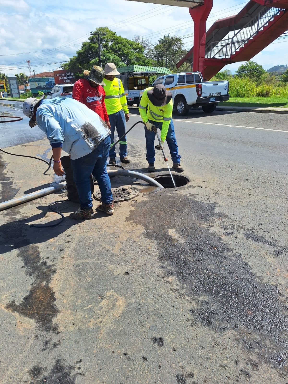En Santiago limpia tuberías y alcantarillas para evitar inundaciones en temporada lluviosa