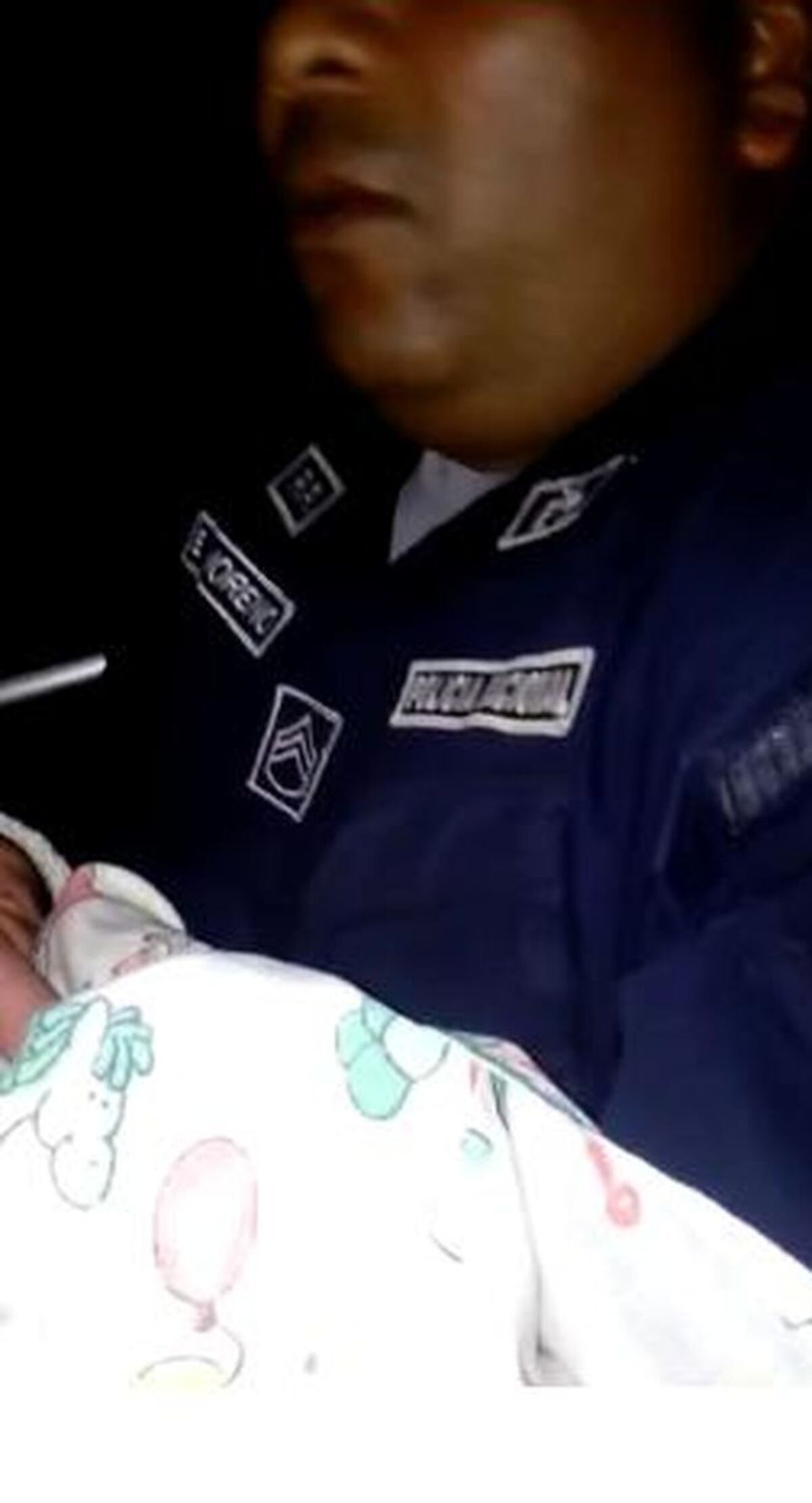 ¡SE AHOGABA EN LLANTO! Abandonan a bebé afuera de casa cural | VIDEO