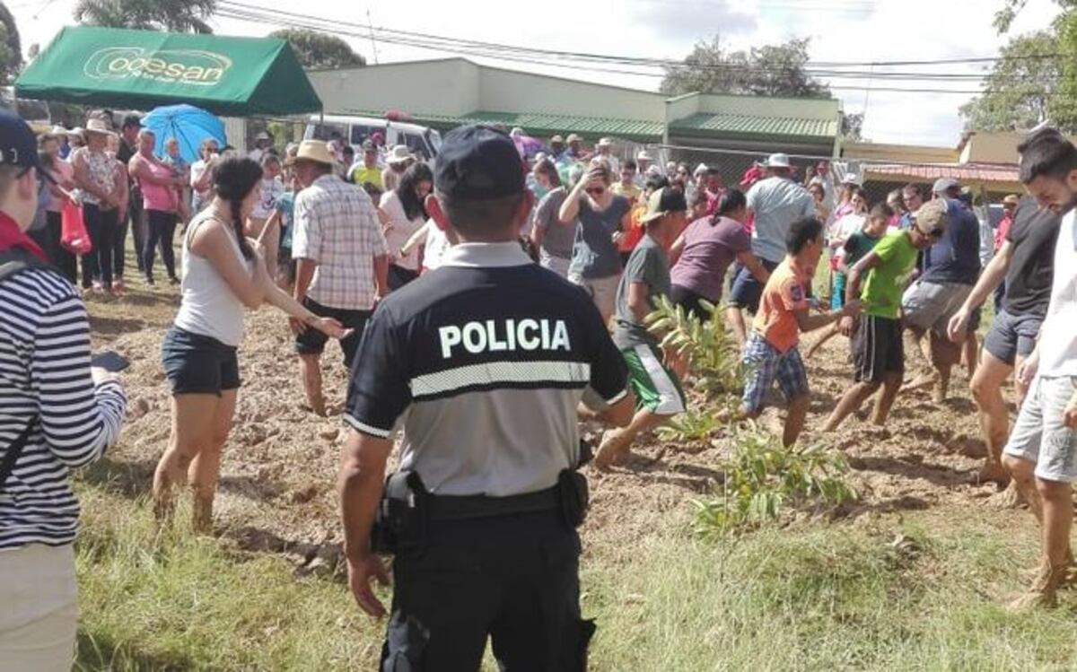 Peregrinos se divierten en junta de embarra.Chequee cómo quedó. Video