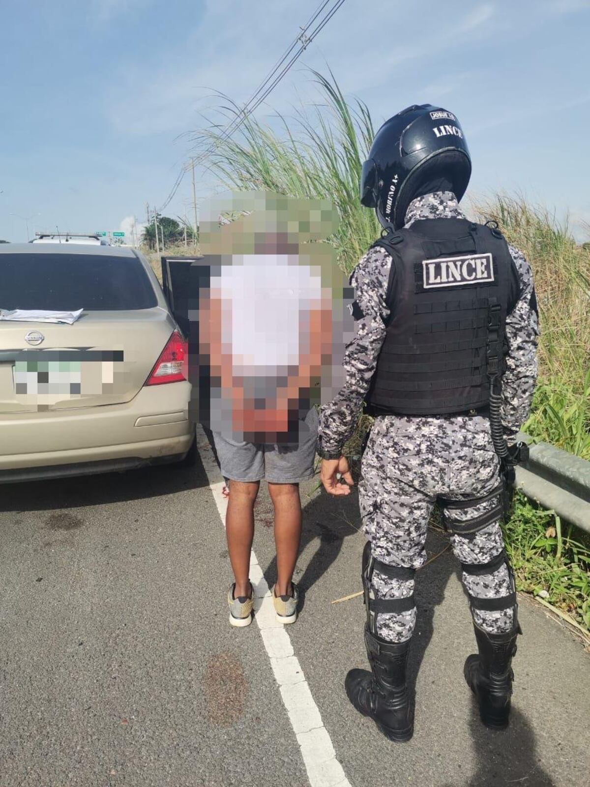 Ronda policial se percata que mujer era agredida presuntamente por su propio esposo en un auto a plena orilla de la autopista Arraiján - La Chorrera . Recibió dos puñaladas 
